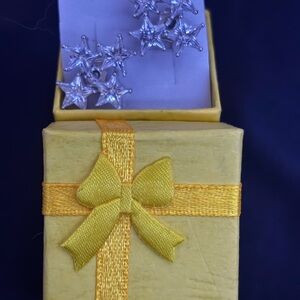 Fashion Simple Platinum Plated Earring.. Comes With Gift Box